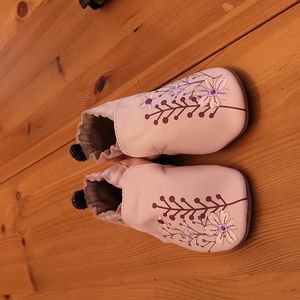 NWOT Girls pink Robeez with embroidered flowers